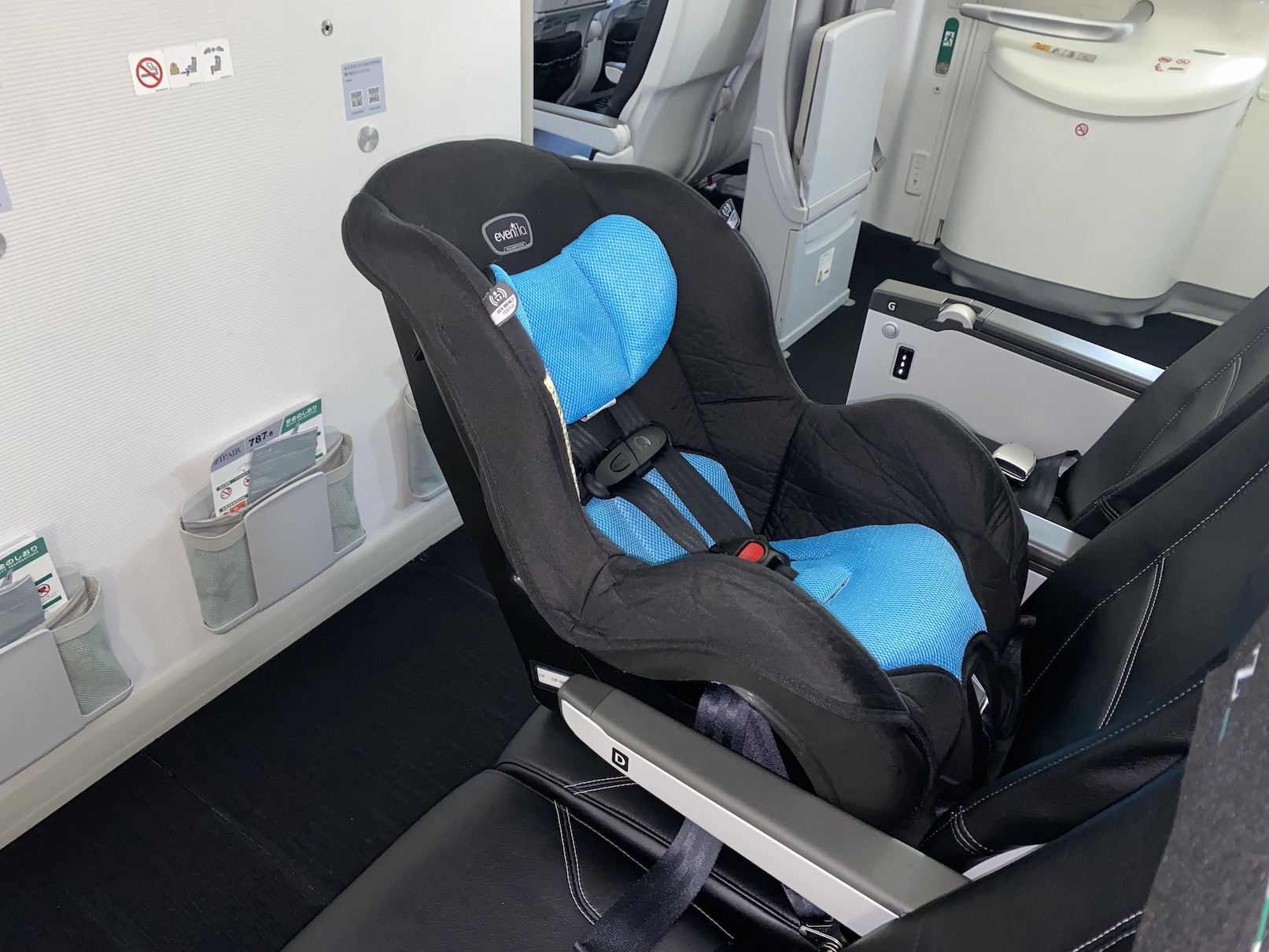 面向前方安装的Baby Safety Seat（儿童安全座椅）（正面图片）