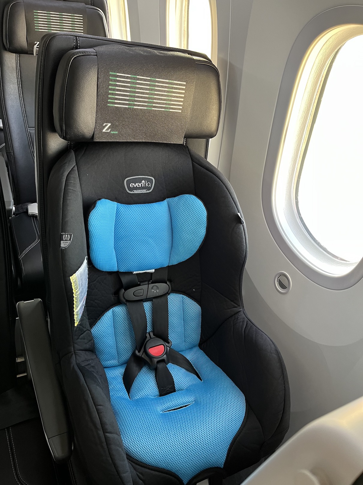 Baby Safety Seat(チャイルドシート)前向き設置の画像 横